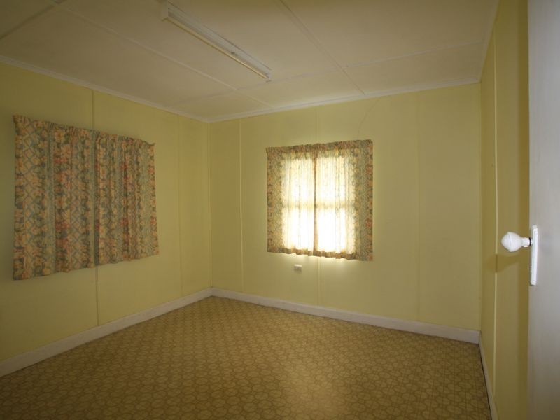 180 South Station Road, Silkstone QLD 4304