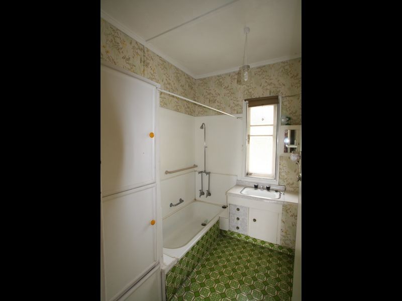 180 South Station Road, Silkstone QLD 4304