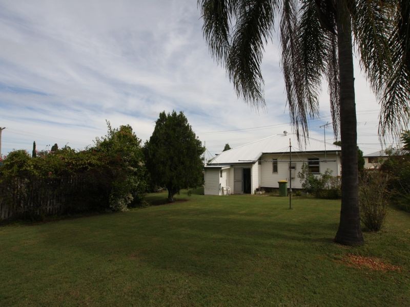 180 South Station Road, Silkstone QLD 4304