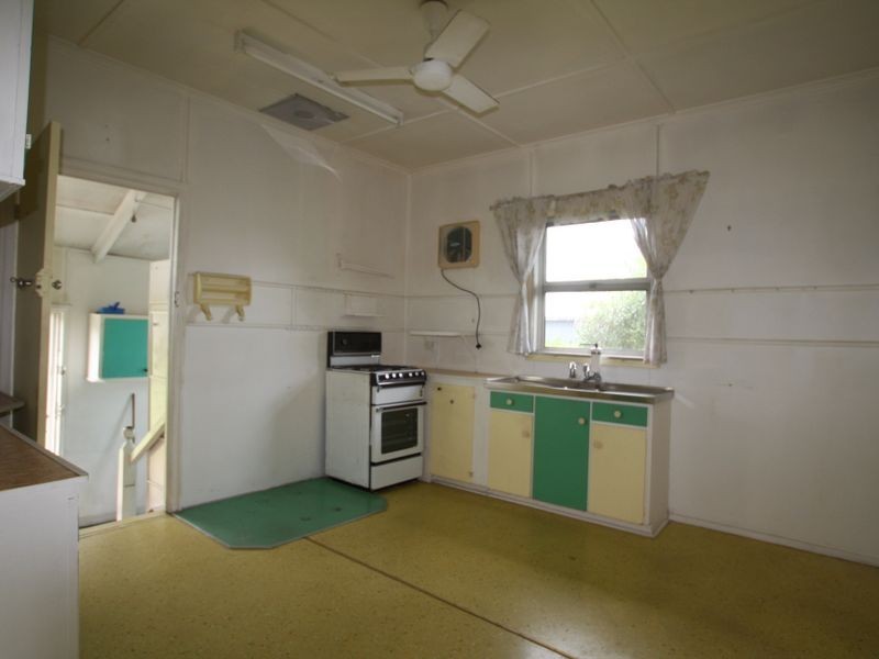 180 South Station Road, Silkstone QLD 4304
