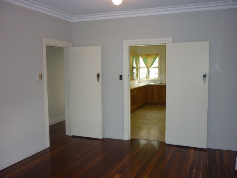 8 Miller Street, North Booval QLD 4304