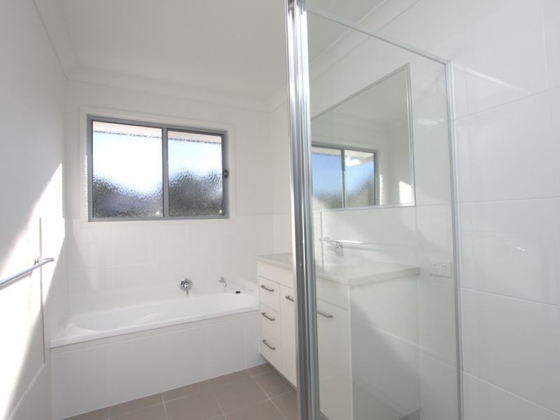 54 Thompson St, Silkstone QLD 4304