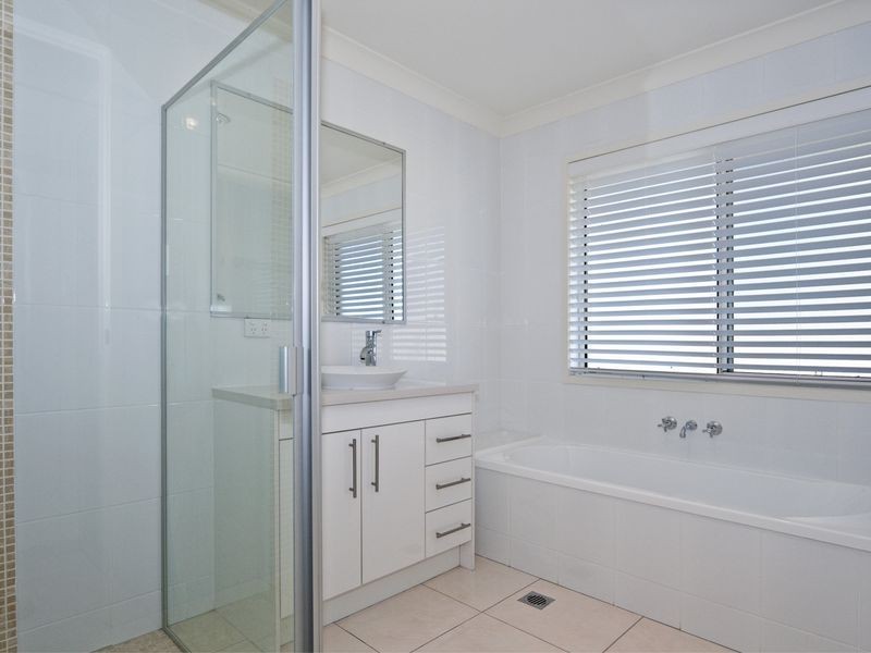 4 Scott Place, Kensington Grove QLD 4341