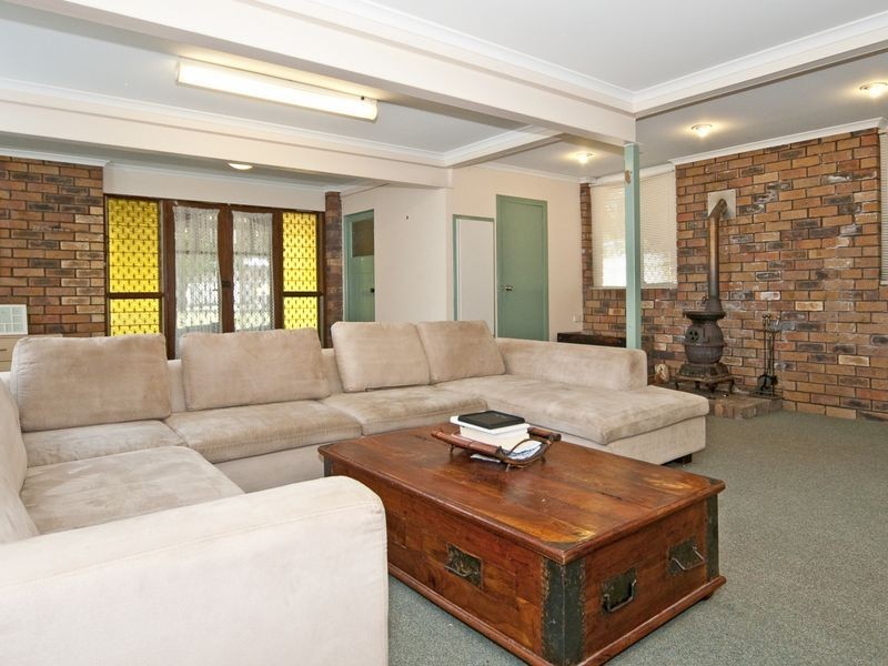 8 Feeney Lane, East Ipswich QLD 4305