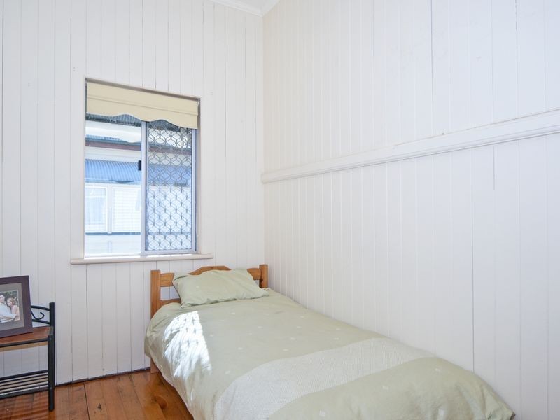 8 Feeney Lane, East Ipswich QLD 4305