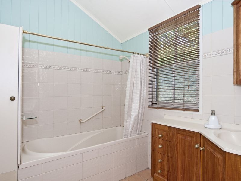 8 Feeney Lane, East Ipswich QLD 4305