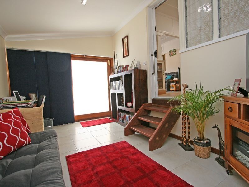 37 Easton Street, Silkstone QLD 4304