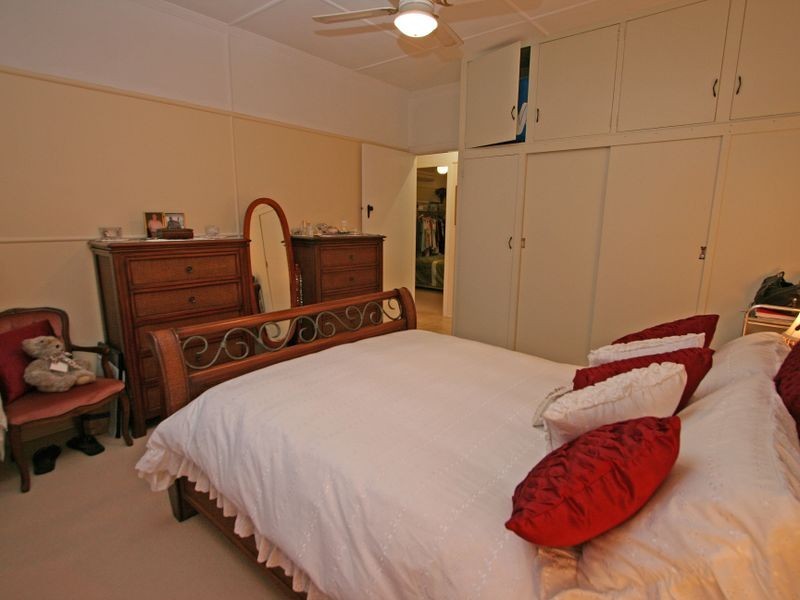 37 Easton Street, Silkstone QLD 4304