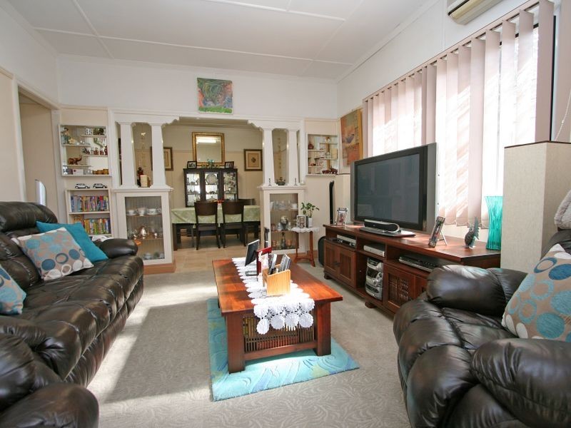37 Easton Street, Silkstone QLD 4304
