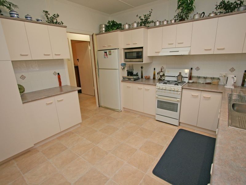 37 Easton Street, Silkstone QLD 4304