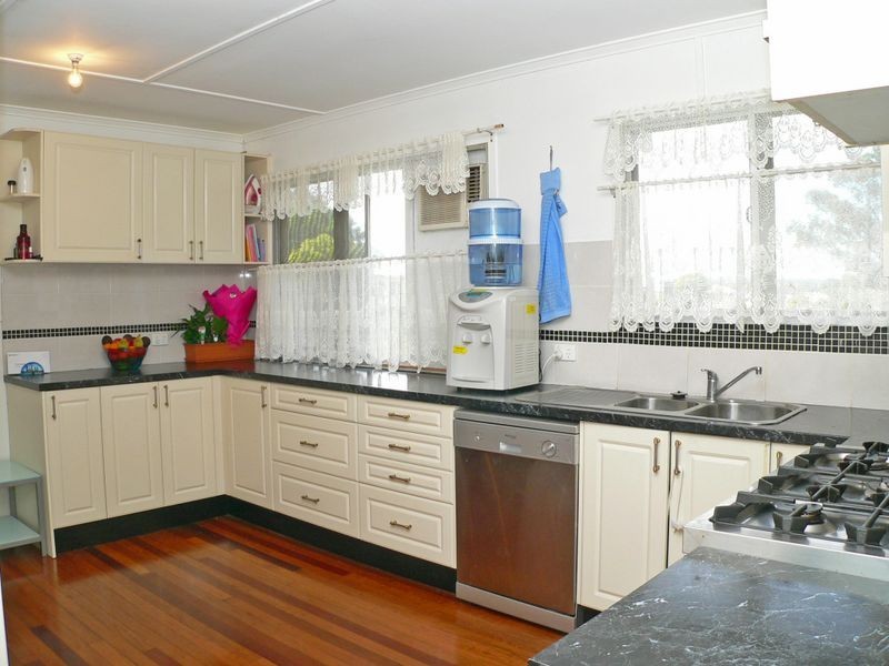 24 Larsen Street, Leichhardt QLD 4305