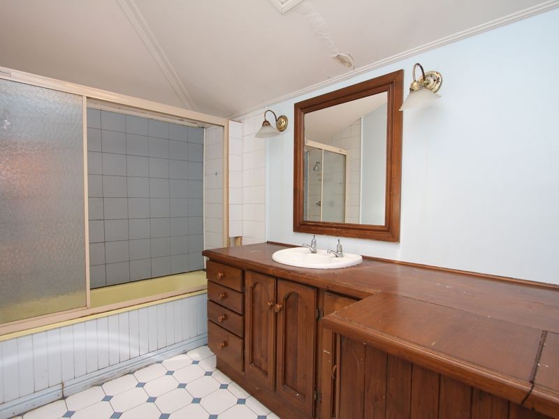 11 Vineyard Street, One Mile QLD 4305