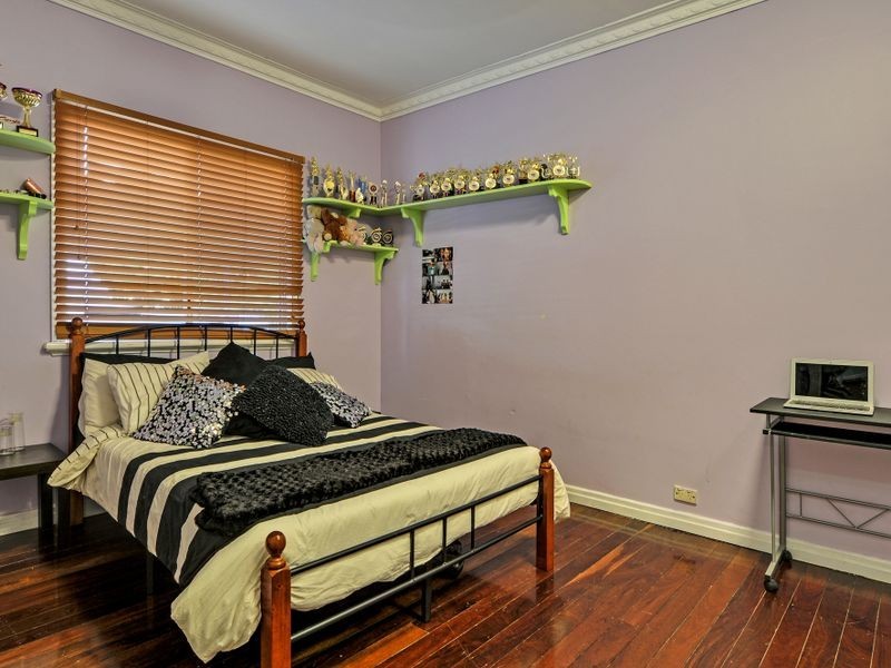 8 Tower Street, Eastern Heights QLD 4305