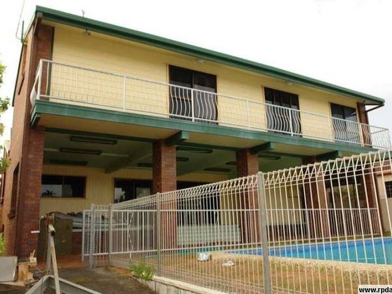 10 Runaway Bay Av, Runaway Bay QLD 4216