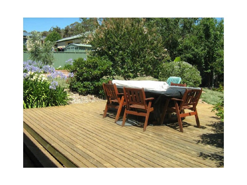 8 Macadamia Close, Jerrabomberra NSW 2619