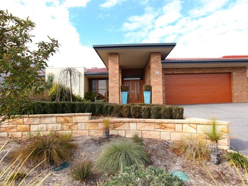 19 Myrtle Close, Jerrabomberra NSW 2619