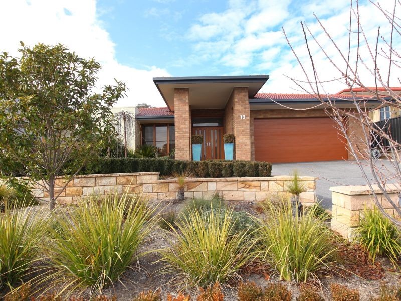 19 Myrtle Close, Jerrabomberra NSW 2619