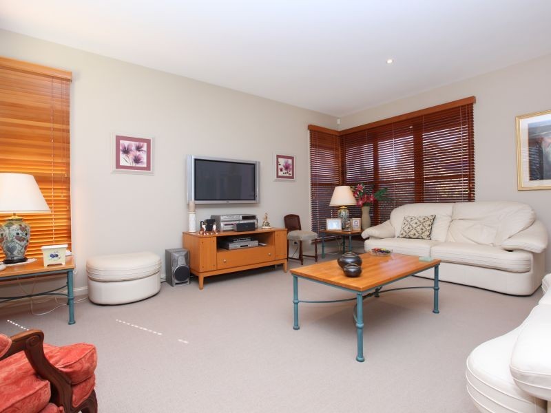 19 Myrtle Close, Jerrabomberra NSW 2619