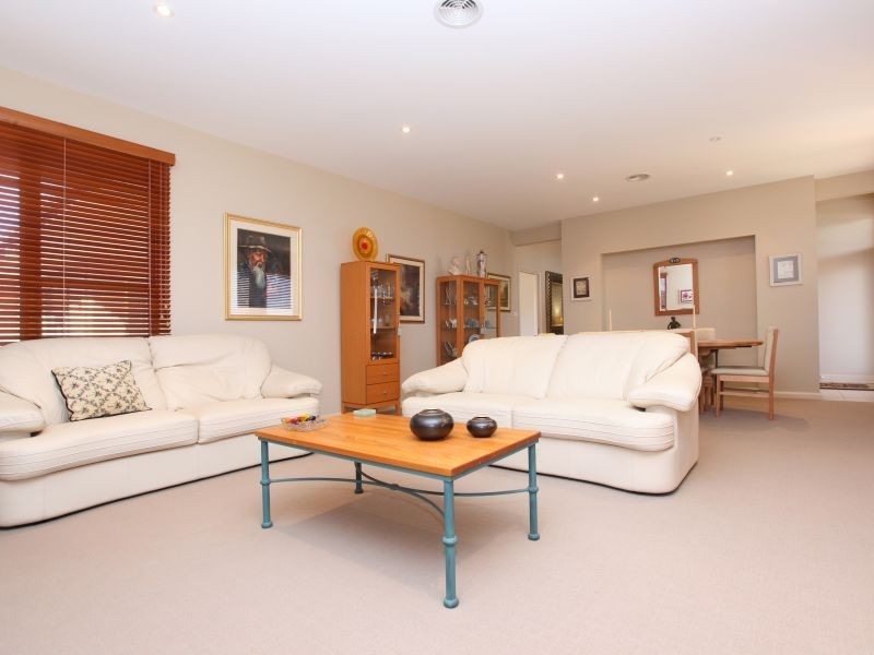 19 Myrtle Close, Jerrabomberra NSW 2619