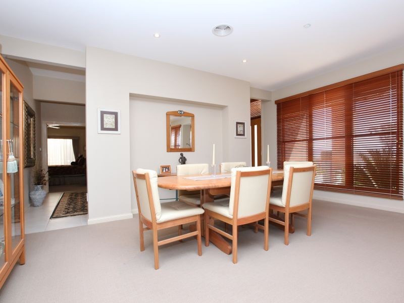 19 Myrtle Close, Jerrabomberra NSW 2619