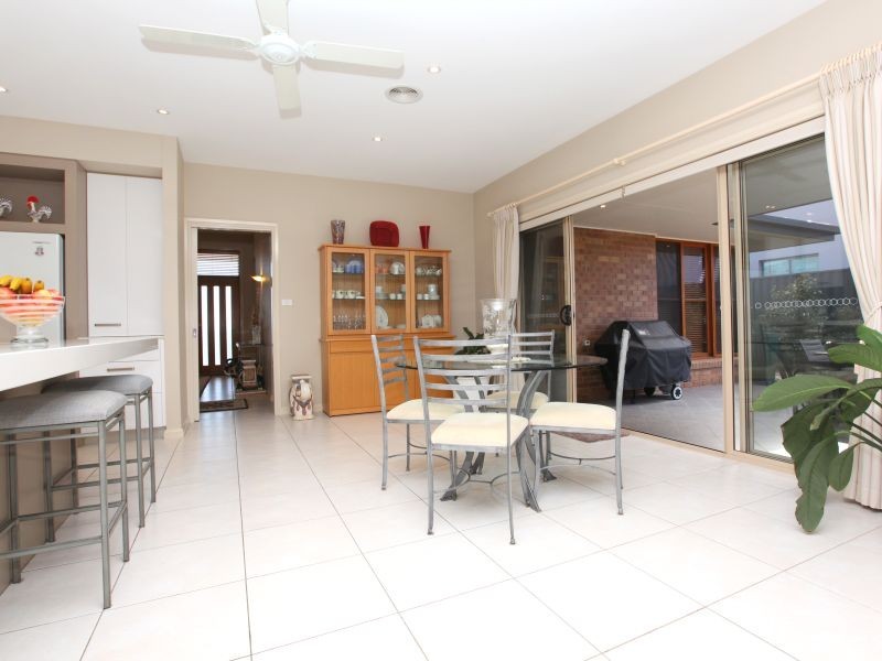19 Myrtle Close, Jerrabomberra NSW 2619