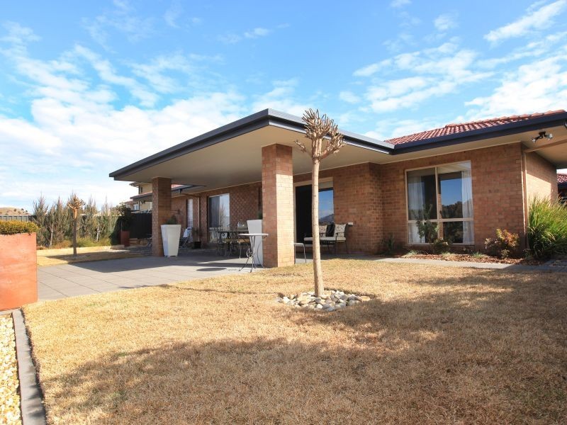 19 Myrtle Close, Jerrabomberra NSW 2619