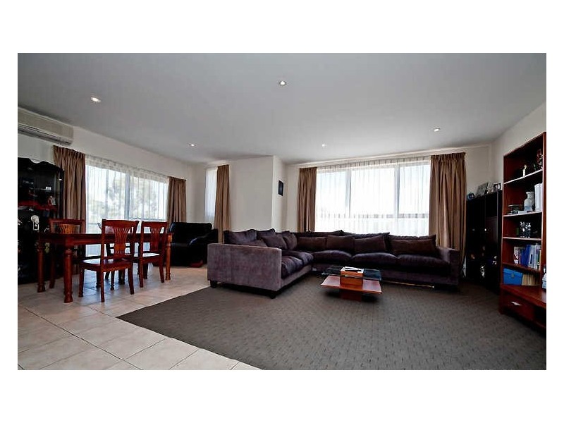 24/2 Eileen Good Street, Greenway ACT 2900