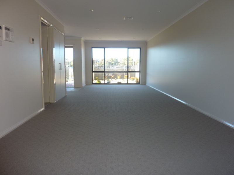 104 Eileen Good Street, Greenway ACT 2900