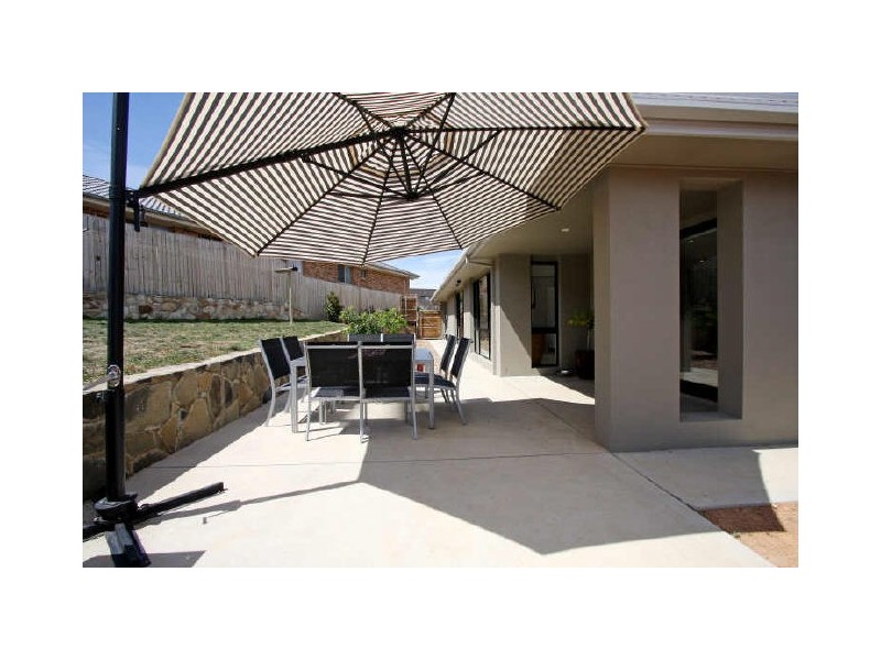 3 Elaroo Place, Jerrabomberra NSW 2619