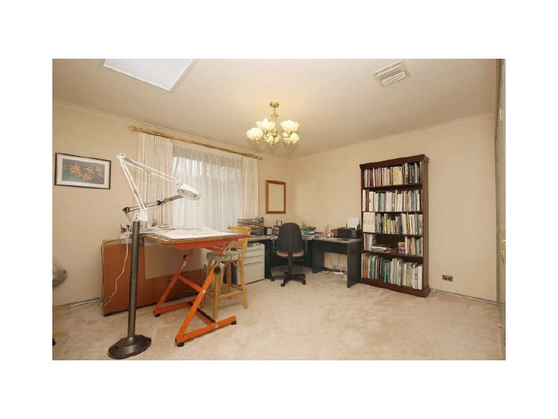 6 Thomas Hales Place, Gordon ACT 2906