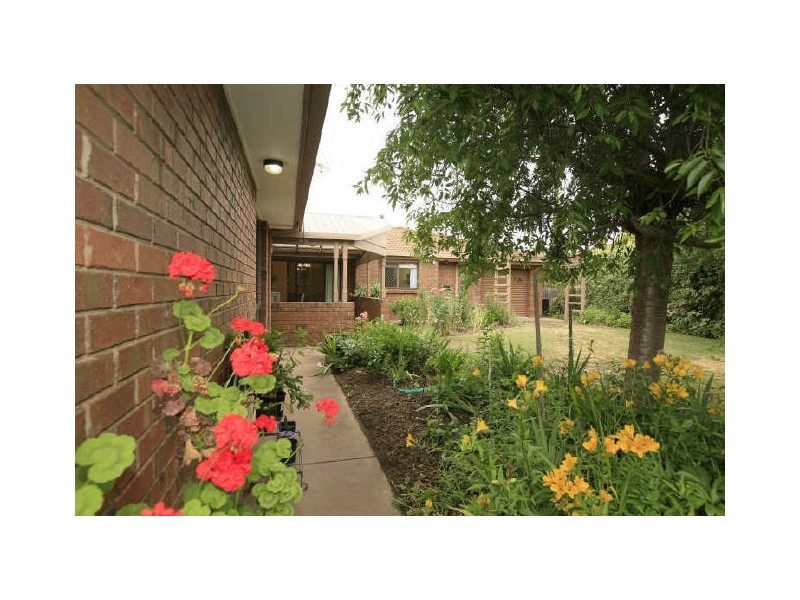 6 Thomas Hales Place, Gordon ACT 2906