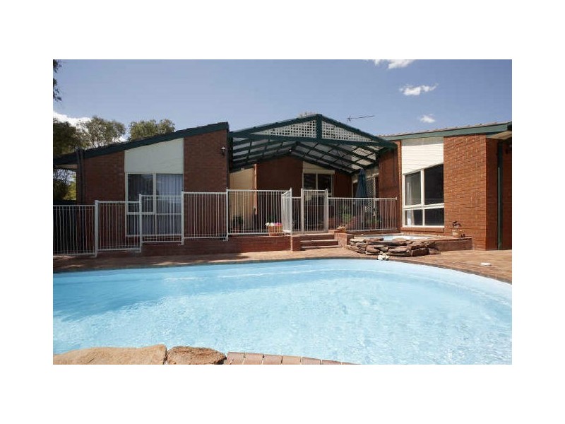 2 Bracker Place, Macarthur ACT 2904