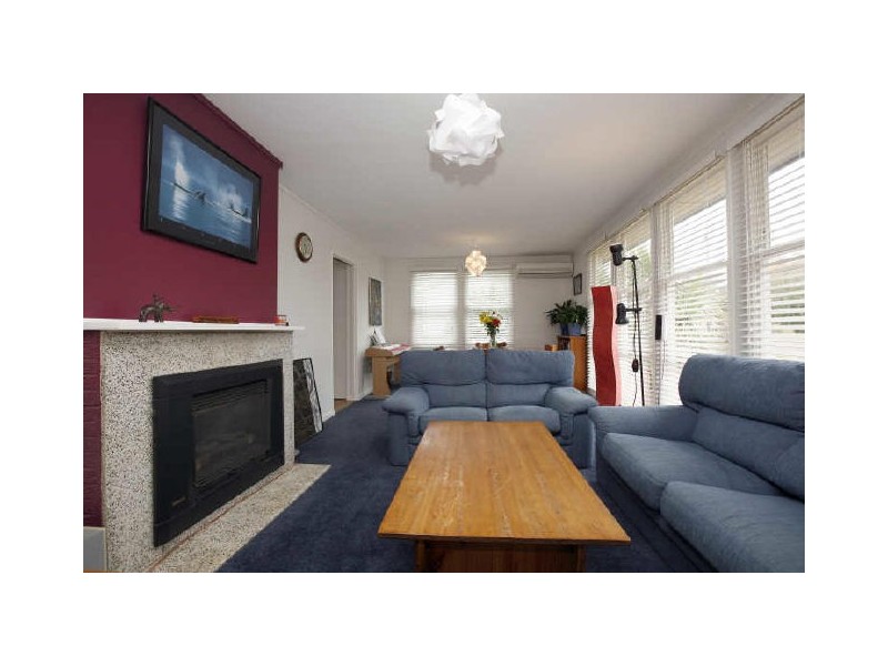 8 Looranah Street, Narrabundah ACT 2604