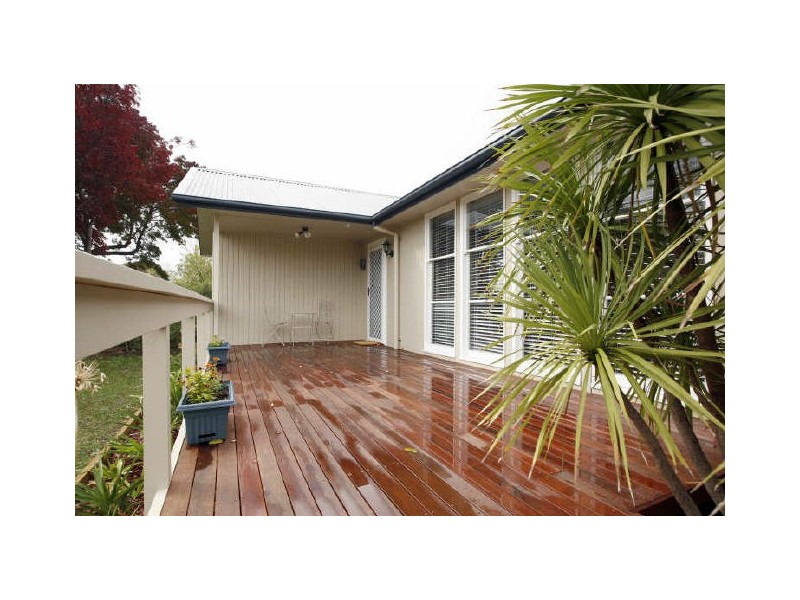 8 Looranah Street, Narrabundah ACT 2604