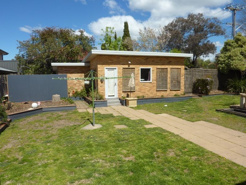 6 Garland Avenue, Queanbeyan NSW 2620