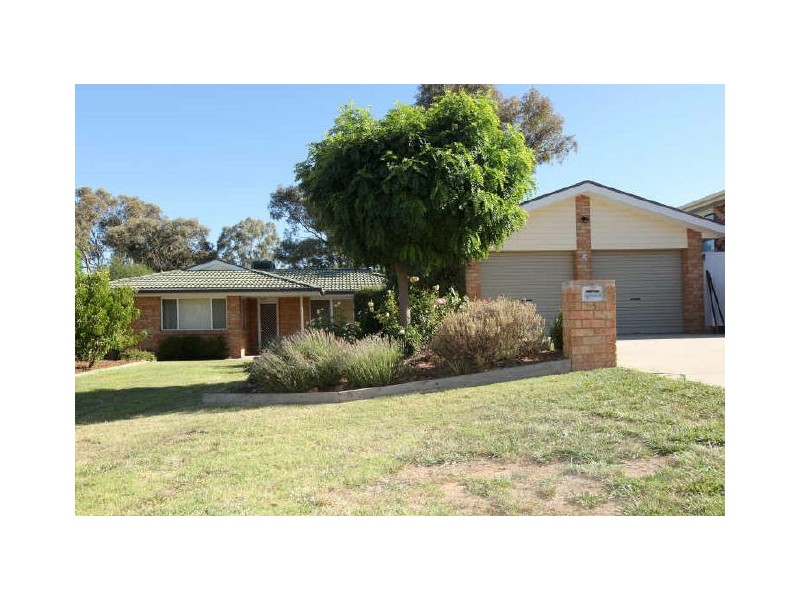 5 Halloran Drive, Jerrabomberra NSW 2619