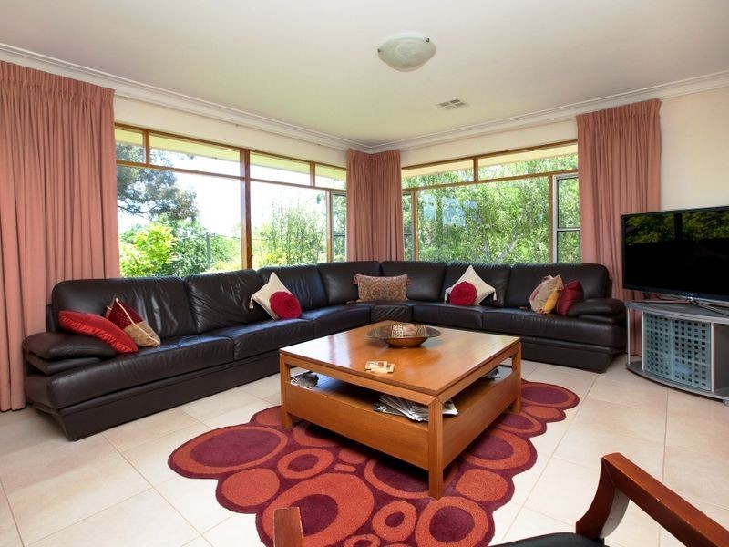 98 Buxton Crescent, Deakin ACT 2600