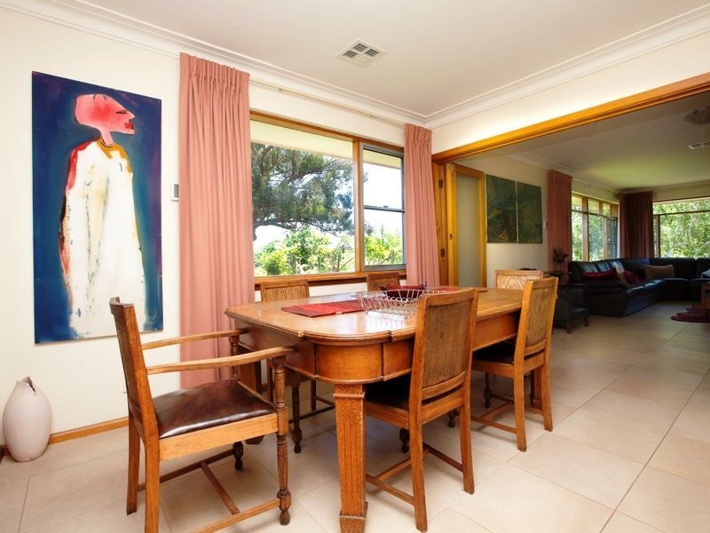 98 Buxton Crescent, Deakin ACT 2600