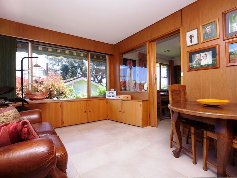 98 Buxton Crescent, Deakin ACT 2600