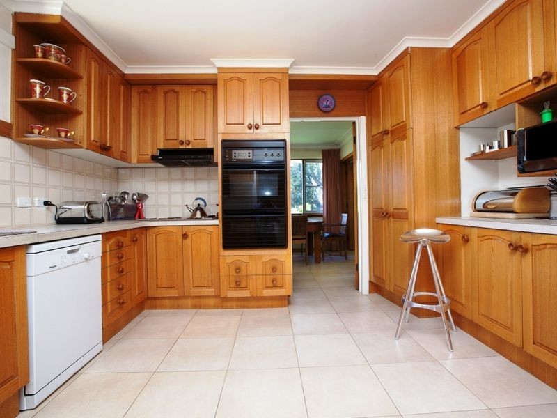 98 Buxton Crescent, Deakin ACT 2600