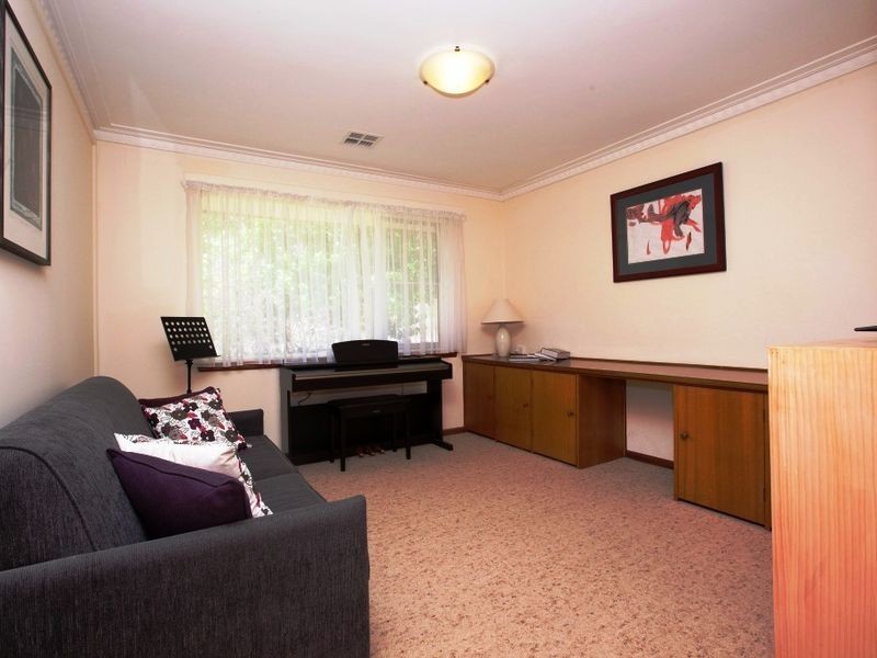 98 Buxton Crescent, Deakin ACT 2600