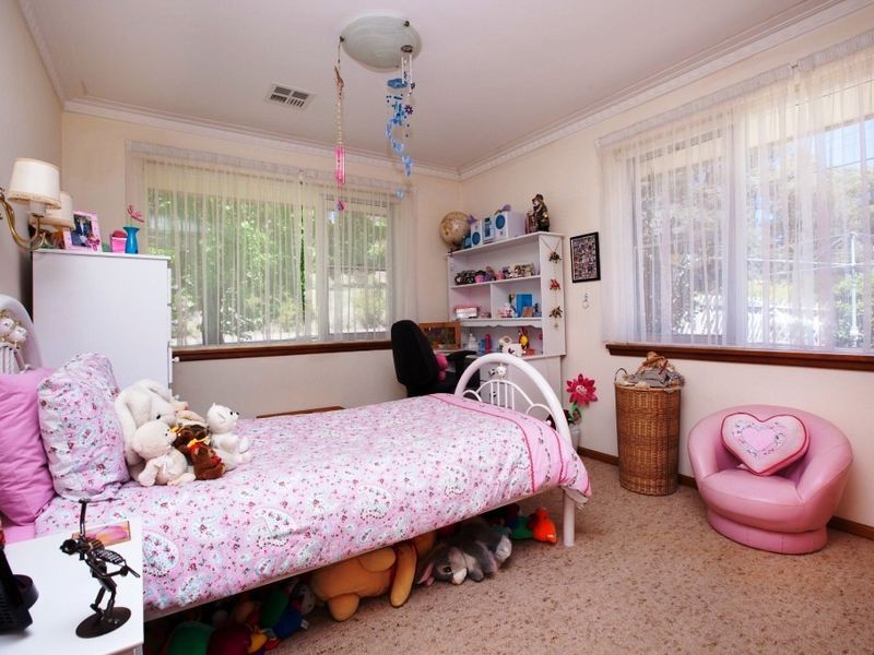 98 Buxton Crescent, Deakin ACT 2600