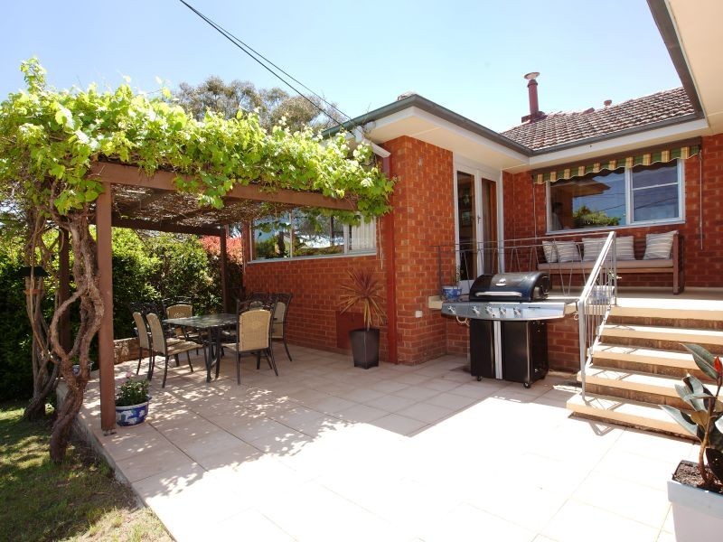 98 Buxton Crescent, Deakin ACT 2600