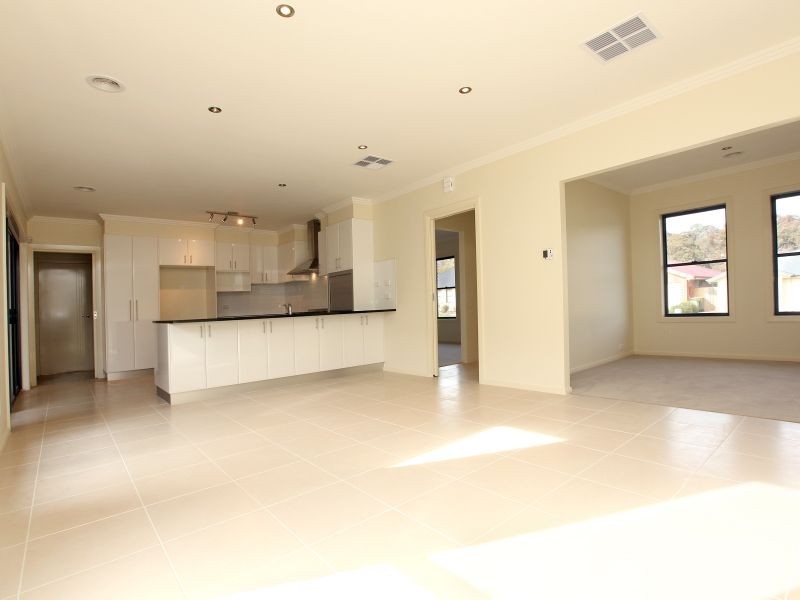 33 Tennyson Drive, Queanbeyan NSW 2620