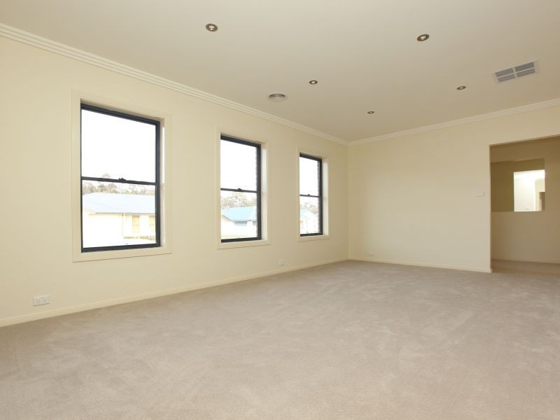 33 Tennyson Drive, Queanbeyan NSW 2620