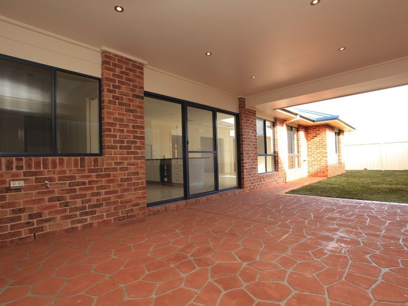 33 Tennyson Drive, Queanbeyan NSW 2620