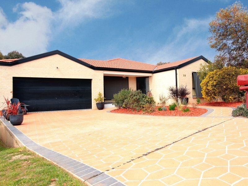 18 Binaburra Place, Queanbeyan NSW 2620