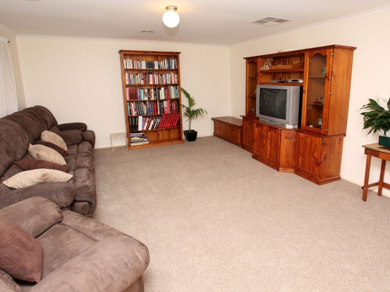 18 Binaburra Place, Queanbeyan NSW 2620