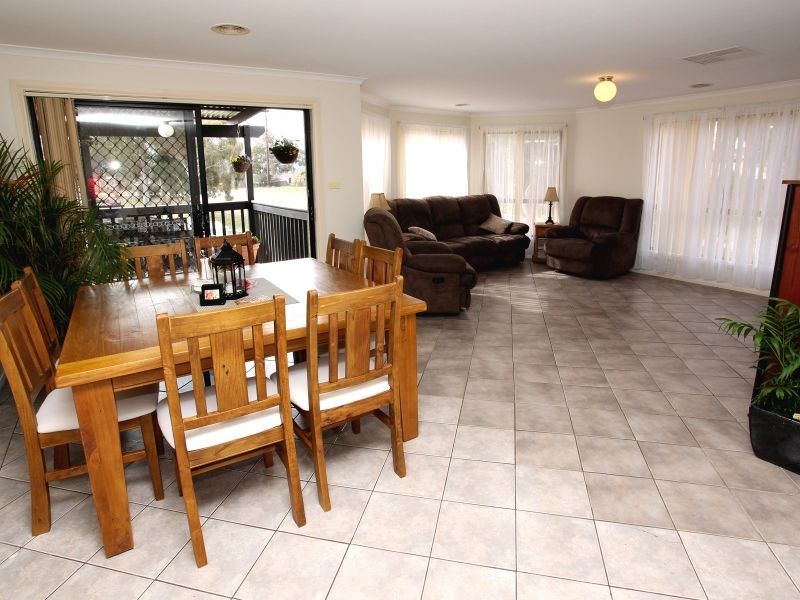 18 Binaburra Place, Queanbeyan NSW 2620