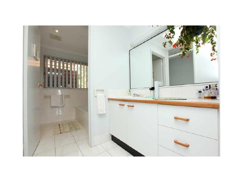 18 Mountain Circuit, Calwell ACT 2905